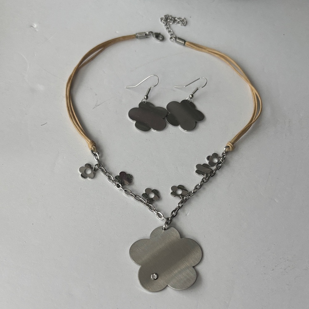 Silver Tone and Tan Flower Pendant Necklace and Earring Set